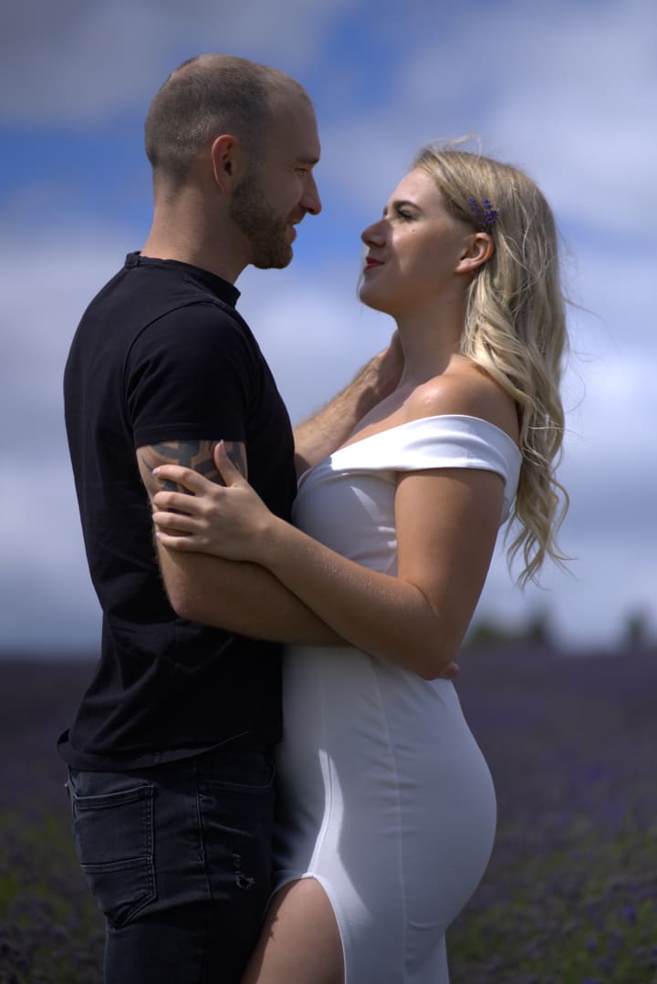 Tereza v bílých šatech s levandulí ve vlasech v objetí Adama