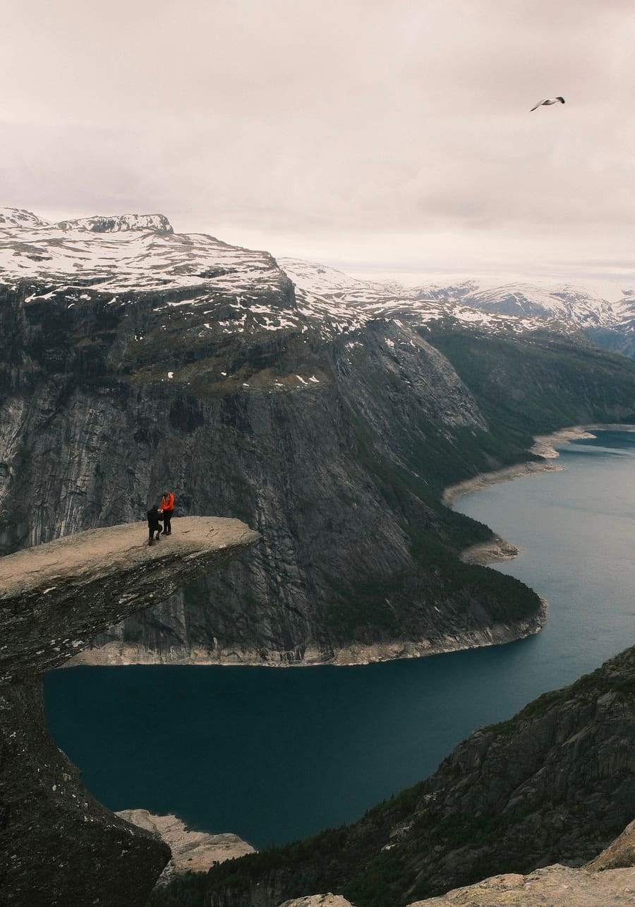 Adam klečí na skalním výběžku Trolltunga vysoko nad norským fjordem a žádá Terezu o ruku