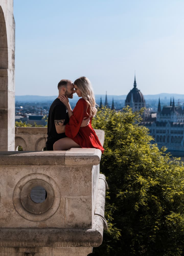 Objetí na Rybářské baště s budapešťským parlamentem v pozadí